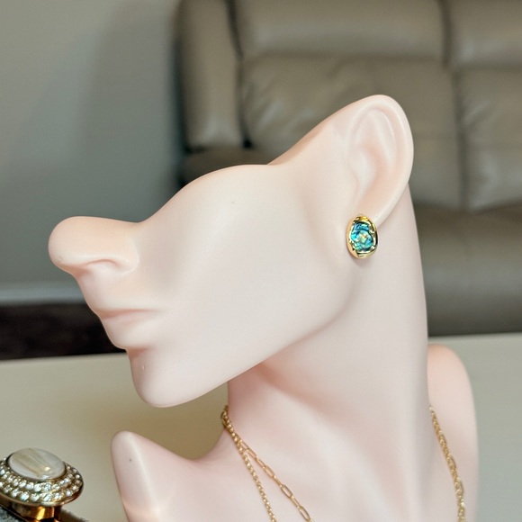 Elegant Gold and Green Earrings - Picture 3 of 6